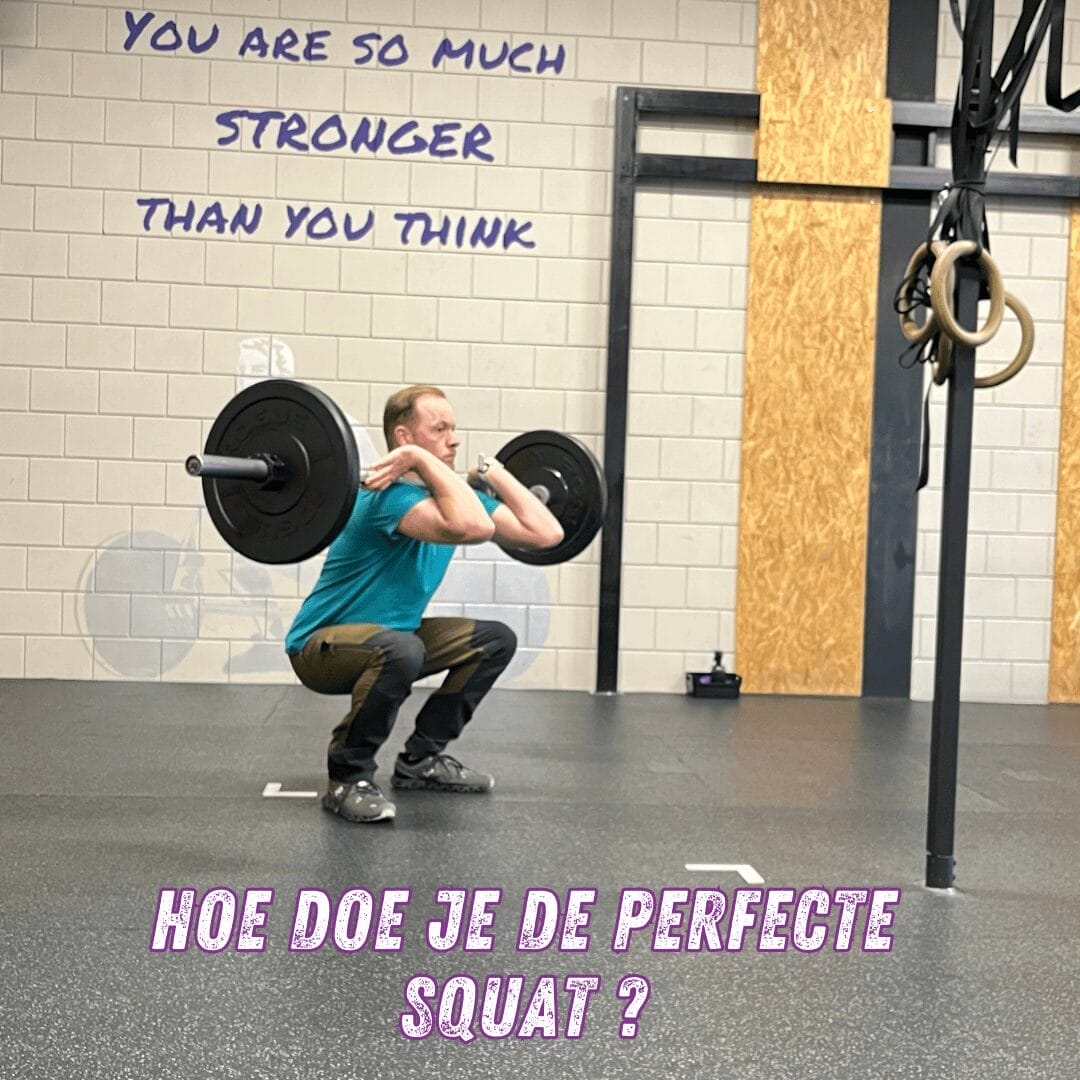 Een coach bij CrossFit V12 in Rhenen geeft de perfecte squat-techniek uitleg aan een sporter.